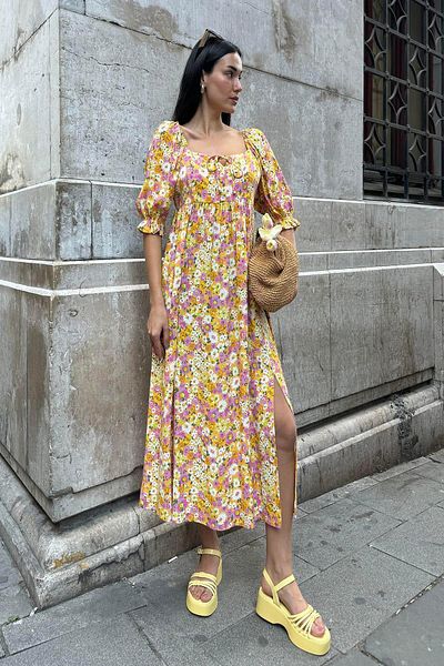 Now Moda Rochie galbenă lungă din vâscoză naturală cu talie adunată cu model
