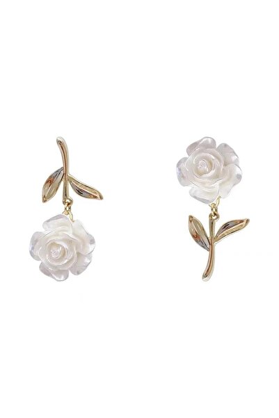 Pelin Aksesuar Beyaz Çiçekli Asimetrik Küpe