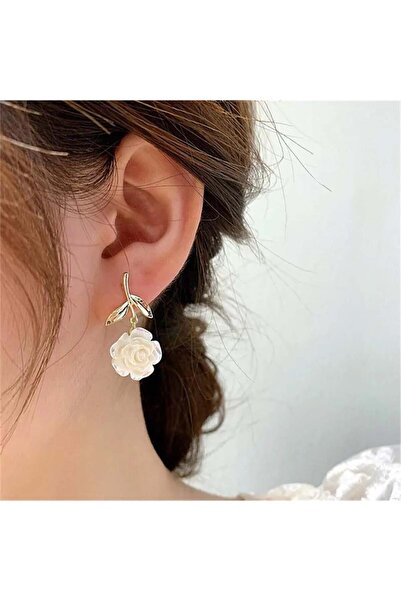 Pelin Aksesuar Beyaz Çiçekli Asimetrik Küpe