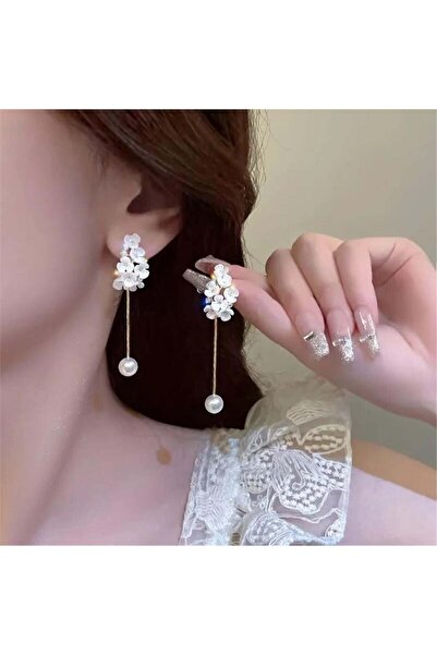 Pelin Aksesuar Beyaz Çiçek İşlemeli İnci Sallantılı Küpe