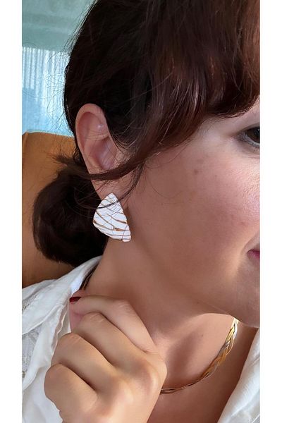 Pelin Aksesuar Gold White Triangle Earrings