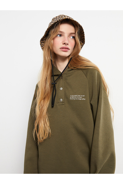 LC Waikiki Langärmliges Damenkleid mit Kapuze und Textdruck