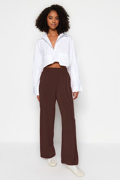 Trendyol Collection Braune, breite, bequeme, geschnittene, dehnbare Hose mit hoher Taille TWOSS23PL00129