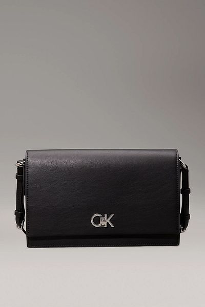 Calvin Klein Černá kožená taška přes rameno s logem CK a nastavitelným popruhem – zapínání na patentky K60K 612807 -BEH