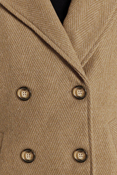 Trendyol Curve Halszálkás mintás világosbarna bélyegző kabát - normál szabású, gombos - TBBAW24DD00008