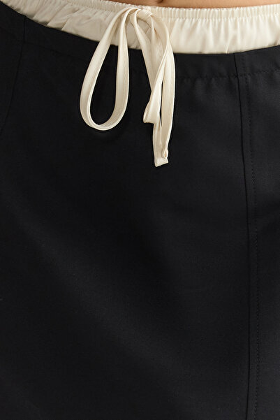 Trendyol Collection Tkaná minisukně s bílou látkou a páskem na černém pasu Twoss25Et00013