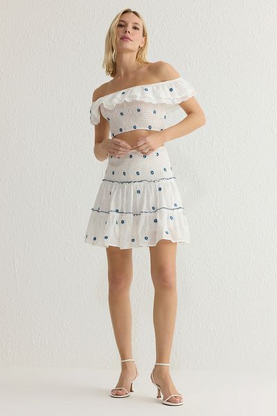Trendyol Collection Broderie din țesătură albă Detaliu broderie Gipe și fustă țesătă cu pliuri de lungime mini TWOSS25ET00012