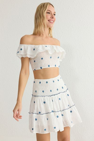 Trendyol Collection Broderie din țesătură albă Detaliu broderie Gipe și fustă țesătă cu pliuri de lungime mini TWOSS25ET00012
