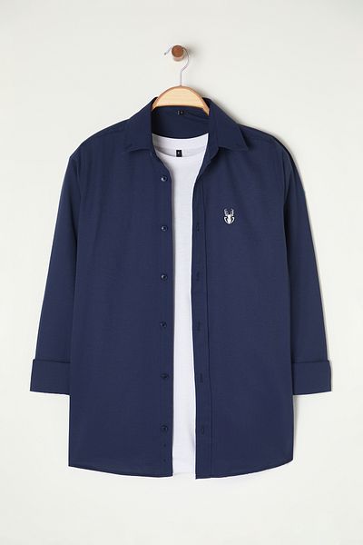 Trendyol Collection Marineblaues, schmal geschnittenes, besticktes, leicht bügelbares Smart-Shirt TMNSS24GO00062