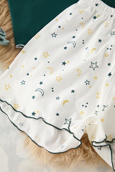 Trendyol Collection Smaragdgrünes Baby-Pyjama-Set mit Galaxiemuster – Overlock-Shorts mit Details THMSS24PT00203
