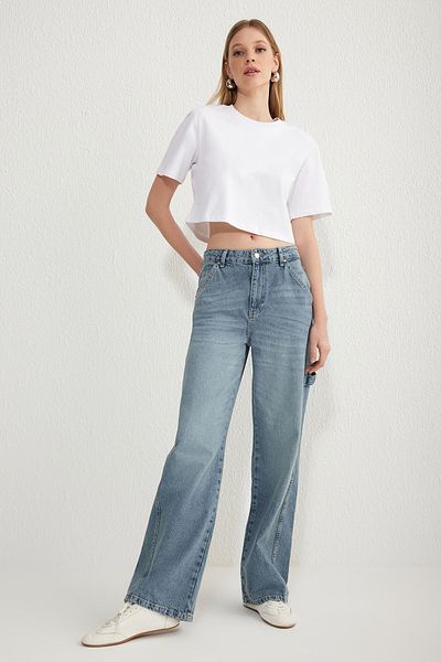 Trendyol Collection Blugi albaștri, mai sustenabili, cu talie obișnuită, cu picioare largi, TWOSS25JE00032