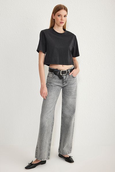 Trendyol Collection Graue Premium-Jeans mit niedriger Taille und weitem Bein TWOSS25JE00083