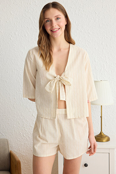 Trendyol Collection Σετ πιτζάμες μπεζ λινό Look 100% βαμβακερό υφαντό - ριγέ και δεμένο THMSS25PT00136