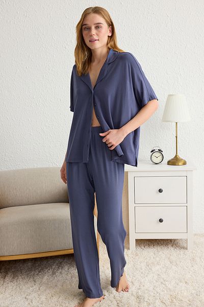 Trendyol Collection Marineblaues, bequemes Viskose-Umstandsstrick-Pyjama-Set THMSS25PT00165