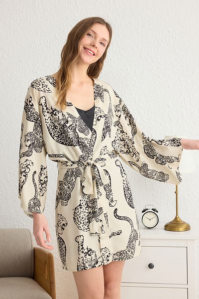 Trendyol Collection Ecrufarbener, gewebter Morgenmantel aus Viskose mit Tiermuster und Gürtel THMSS24SB00002