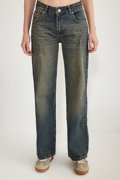 Trendyol Collection Sötétkék prémium vintage mosó hatású, alacsony derékú, széles lábú farmernadrág TWOSS25JE00083