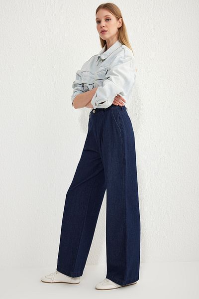Trendyol Collection Ciemnoniebieskie plisowane jeansy z wysokim stanem i szerokimi nogawkami Twoss25Je00040