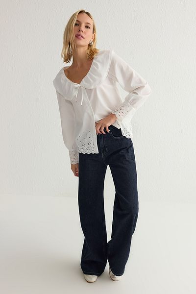 Trendyol Collection Weißes, gewebtes Hemd mit Kragen und gewebtem Saum und Stickereidetail TWOSS25GO00009