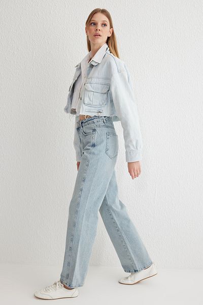 Trendyol Collection Blugi albastru deschis cu talie înaltă cu picioare late TWOAW24JE00313