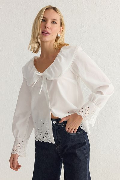 Trendyol Collection Weißes, gewebtes Hemd mit Kragen und gewebtem Saum und Stickereidetail TWOSS25GO00009