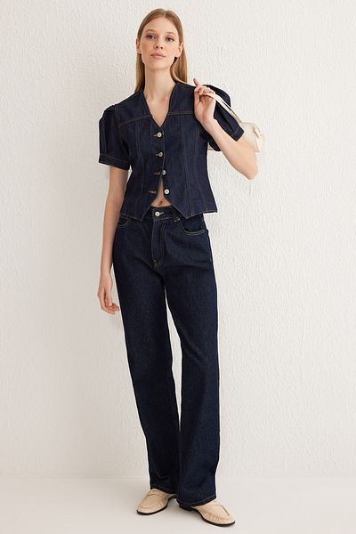 Trendyol Collection Dunkelblaue, kurze Denim-Bluse mit Ballonärmeln und V-Ausschnitt TWOSS25BZ00000