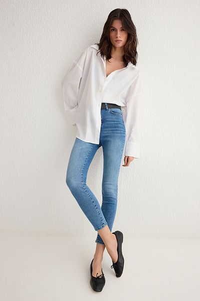 Trendyol Collection Blaue Skinny-Jeans mit hoher Taille TWOSS25JE00113