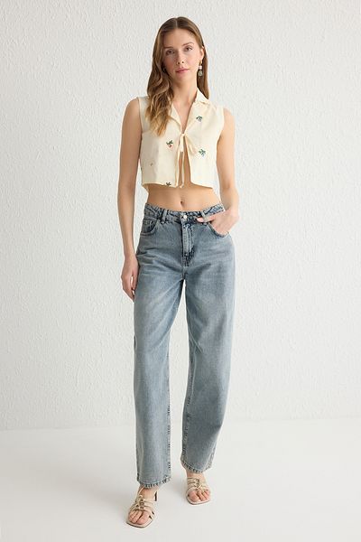 Trendyol Collection Λευκό πουκάμισο με λεπτομέρεια κεντήματος - κανονική εφαρμογή, γραβάτα μπροστά TWOSS25GO00098