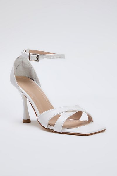 TRENDYOL SHOES Weiße, überkreuzte, dünne Absätze, quadratische Zehenpartie, klassische Damenschuhe mit Absatz TAKSS25TO00001/Weiß