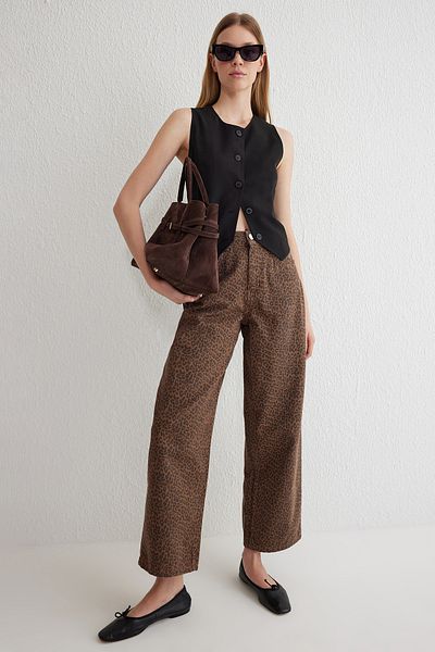 Trendyol Collection Mehrfarbige braune Skater-Jeans mit Leopardenmuster und normaler Taille TWOSS25JE00038