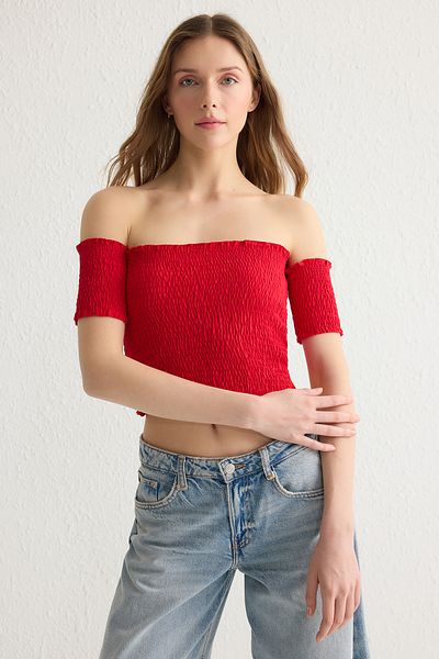 Trendyol Collection Rote, gespleißte/körperbetonte, dehnbare Strickbluse mit Carmen-Ausschnitt und Crop-Gipes TWOSS25BZ00173