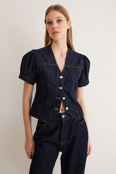Trendyol Collection Dunkelblaue, kurze Denim-Bluse mit Ballonärmeln und V-Ausschnitt TWOSS25BZ00000