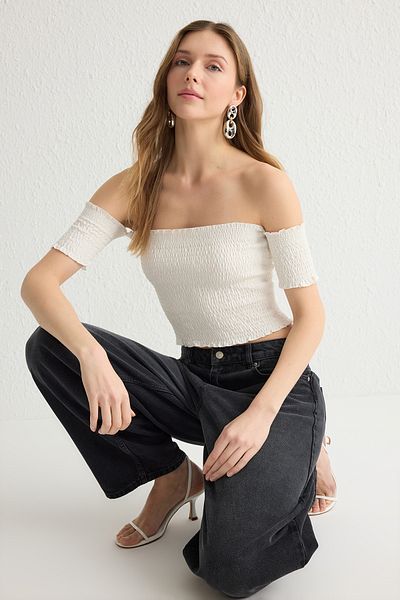 Trendyol Collection Λευκό Εφαρμοσμένο/Κατάλληλο γιακά Carmen Crop Gipeli Strechy πλεκτή πλεκτή μπλούζα TWOSS25BZ00173