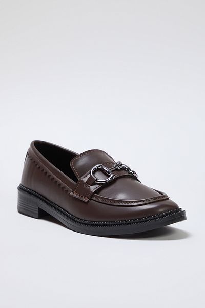 TRENDYOL SHOES حذاء لوفر نسائي مسطح بإبزيم بني اللون TAKSS25LA00002