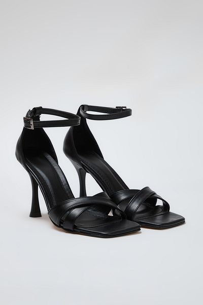 TRENDYOL SHOES Černý křížový pásek na tenkém podpatku s hranatou špičkou dámské klasické boty na podpatku Takss25To00001/Bílá