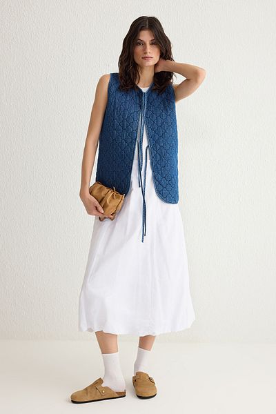 Trendyol Collection Blaue, vorne gebundene, gesteppte Jeansweste TWOSS25YE00000