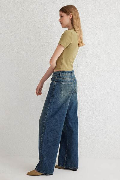 Trendyol Collection Sötétkék elülső gombos alacsony derékú, széles lábú farmernadrág TWOSS25JE00004