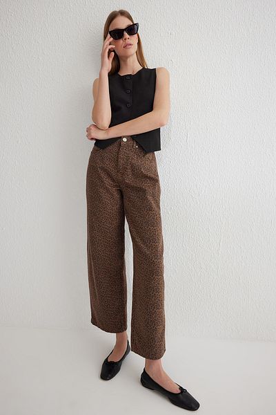 Trendyol Collection Mehrfarbige braune Skater-Jeans mit Leopardenmuster und normaler Taille TWOSS25JE00038