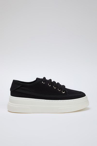 TRENDYOL SHOES Schwarze Canvas-Schnürschuhe mit hoher Sohle für Damen TAKSS25SN00010