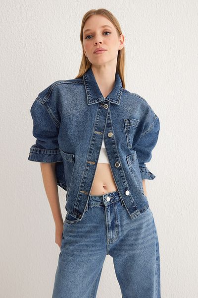 Trendyol Collection Μπλε τζιν μπουφάν με λεπτομέρεια τσέπης TWOSS25CE00016