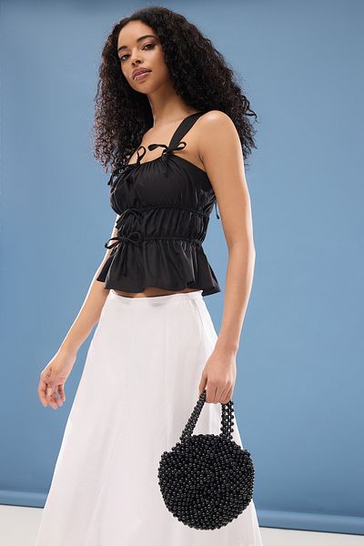 Trendyol Collection Schwarze, geraffte Webbluse mit quadratischem Ausschnitt und Hosenträgern TWOSS25BZ00113