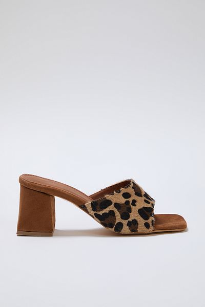 TRENDYOL SHOES Braune Damen-Hausschuhe mit Blockabsatz und mehrfarbigem Leopardenmuster TAKSS25TO00000