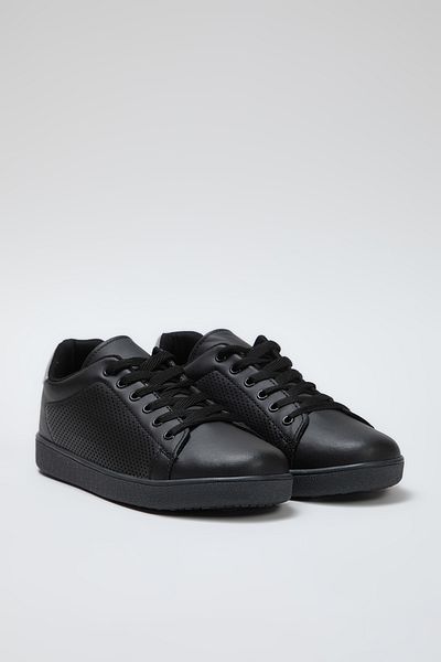 TRENDYOL SHOES Schwarze, detaillierte Schnür-Sportschuhe für Damen TAKSS25SN00000