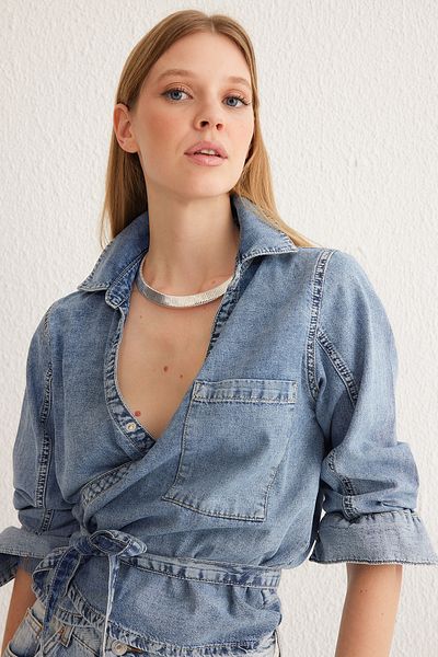 Trendyol Collection Blaues, zweireihiges, detailliertes Crop-Denim-Hemd mit Schnürung TWOSS25GO00023