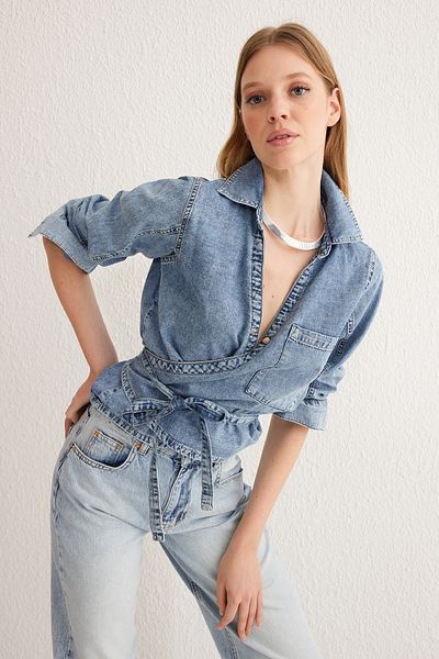 Trendyol Collection Blaues, zweireihiges, detailliertes Crop-Denim-Hemd mit Schnürung TWOSS25GO00023