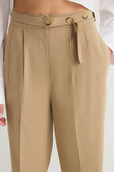 Trendyol Collection Béžový rovný/rovný střih opasku Detailní tkané kalhoty Twoss24Pl00023