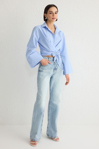 Trendyol Collection Hellblaues, normales, gewebtes Hemd mit Bindedetail TWOAW25GO00067