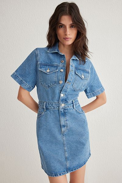 Trendyol Collection Blaues, kurzärmliges Mini-Jeanshemdkleid mit Taschendetail TWOSS25EL00156