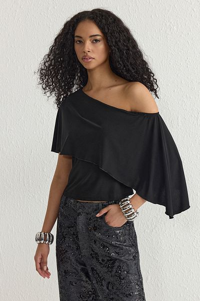Trendyol Collection Μαύρη ασύμμετρη πλεκτή μπλούζα με γιακά κάπα TPRSS25BZ00025