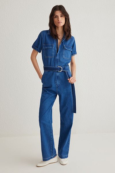 Trendyol Collection Blauer, kurzärmliger Denim-Overall mit Taschendetail und Gürtel TWOSS25TU00003