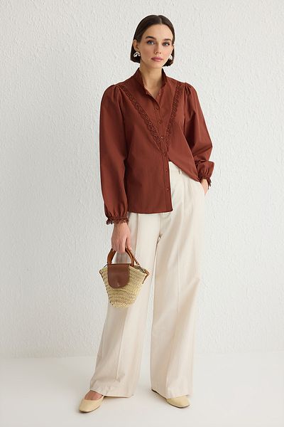 Trendyol Collection Braunes, gewebtes Baumwollhemd mit Spitzendetail und normaler Passform TWOAW21GO0077